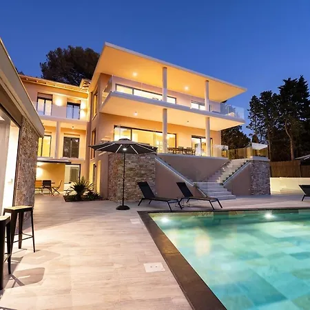 4 - Parking - Piscine Commune Apartament